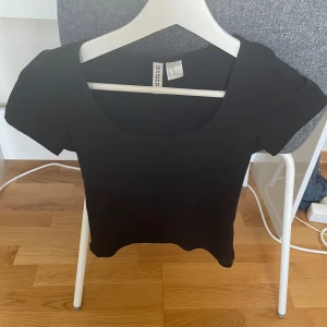 Svart kort tröja - Säljer denna svarta tröja från H&M som knappt är använd och är i bra skick💘