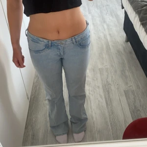 Lågmidjade jeans - Lågmidjade jeans från HM i storlek 38. Stretchiga och i bra skick.