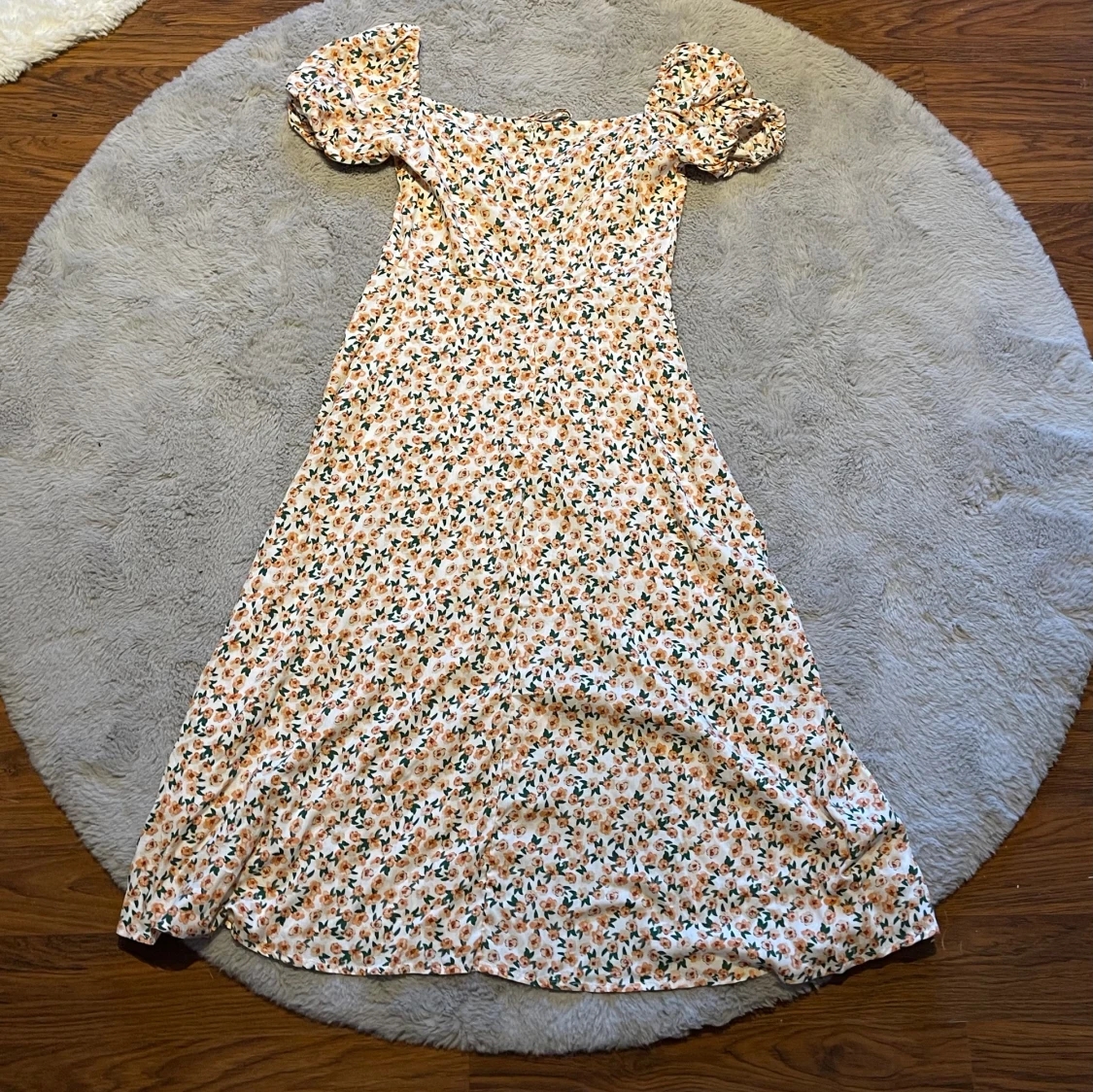 Gul blommig klänning  - 90