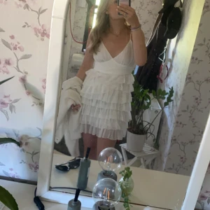 Sommarklänning  - Fin klänning från Melissa Bentsen kollektion från NA-KD. Använd en gång och inga fula fläckar eller märken💕 skriv för fler bilder.