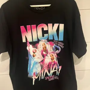 Säljer Nicki Minaj Merch som jag köpte igår på konserten för 550kr Säljer i storlek L för 450kr