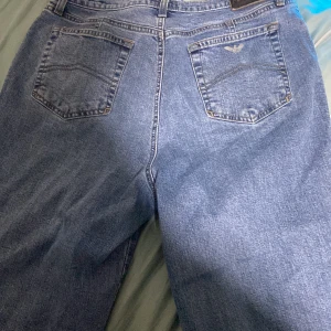 Armani jeans till salu - Ett par Armani jeans som är i ganska bra skick använda några gånger dom är i storlek 33/S ganska långa men man kan vika in dom.