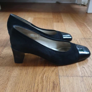 Mocka & läder skor - Sparsamt använda i mocka & läder, inköpta för 695kr från vintage butik