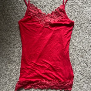 Spetslinne - Ett rött spetslinne ifrån Ginatricot ❤️ Det är i storlek S🥰 Finns inte att köpa längre men är i jättebra skick!