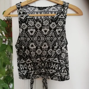 Svart och vit linne storlek M - Fint linne med knytning framtill. Polyester. 