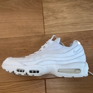 Air Max Essential  - Säljer mina fräscha Air Max då jag skaffat nya skor dom är i bra skick 9/10. Storlek 44,5 det är dom skönaste skorna jag har haft på mig om jag ska va ärlig. Skriv till mig vid funderingar. Köpt för 1999kr men säljer billigare.