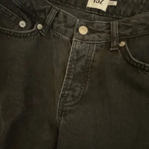Svarta jeans - Köpte för ca 3 månader sedan men tyvärr har dom aldrig kommit till användning. Skriv för frågor!