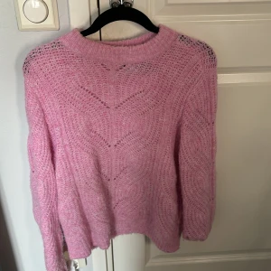Rosa stickad tröja - Jättefin rosa stickad tröja från pierca. Knappt använd så mycket bra sick. 