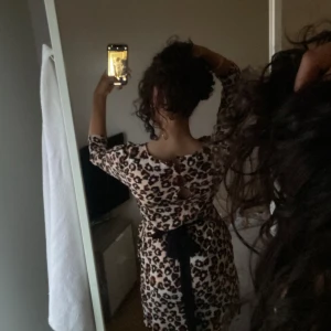 Leopard klänning  - Klänning med det populära leopard mönstret, har fickor och är jätte skön, är storlek 38 men passar mig som har 34 eftersom man knyter vid midjan. Har fickor också🥰🐆