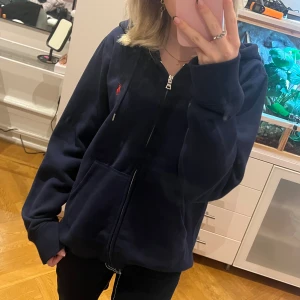 Polo Ralph Lauren hoodie  - Säljer denna super fina tjocktröjan då den inte kommer till användning. Den är använd 2-3 gånger och ser som ny ut.  Den är väldigt liten i storleken och jag skulle säga att den passar xs-m betoende på hur man vill ha den😊