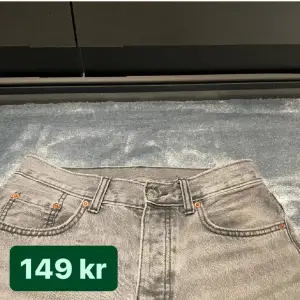 Ganska Baggy zara jeans i ljusgrått.  Säljer då dem är för små för mig.  Tryck på ”Köp Nu” för att köpa. 