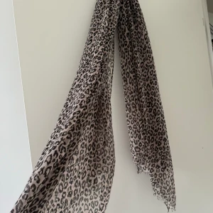 Leopard mönstrad sjal - Sjukt fin sjal men kommer tyvärr aldrig till användning 