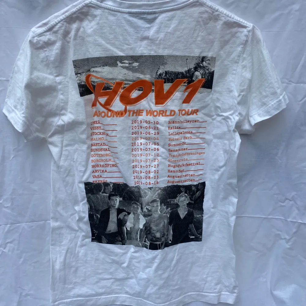 hov1 tröja från deras tour 2019. säljer då den bara ligger i min garderob, kommer ej till användning. T-shirts.