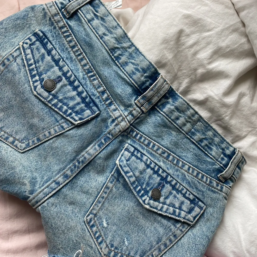 Ett par jeans shorts från pull and bear med snygga bakfickor, köptes för 500 hundra säljer för 200 (pris går att diskuteras)🙌🏼💕. Jeans & Byxor.
