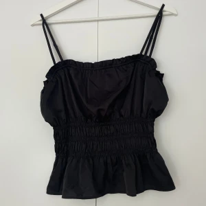 Silkesliknande hm - Gulligt linne i silkesliknande material. Använd fåtal gånger, som ny. Reglerbara band 🖤