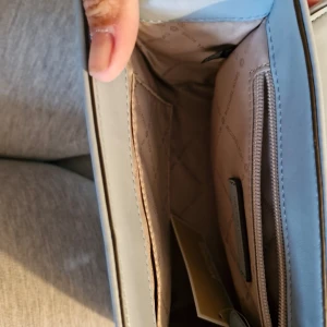 Mk väska äkta  - Har en helt ny michael kors väska som inte kommer till användning kostade 3500kr