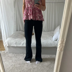 Lågmidjade bootcutjeans  - Lågmidjade bootcutjeans från only tall, köpta för ca 500 kr💗midja 36 innerben 89, obs slitna på ena benet, bild 3