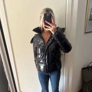 Vinter jacka - Svart ck vinterjacka lack