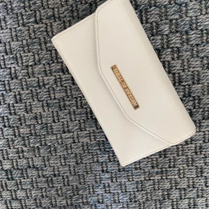 Ideal magnetiskt fodral 5S  - Magnetiskt plånboksmobilskal med tillhörande skal för 5S. Fint skick❤️Passar med alla ideals magnetiska skal.  Grått! 