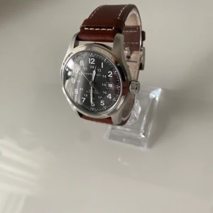 Hamilton Khaki Field Automatic  - • Modell: Hamilton Khaki Field Automatic  • Storlek: 42mm • Referens: H70555533 • År: 2023 • Skick: Mycket Bra • Medföljer: Fullset med garanti samt extra gummiband