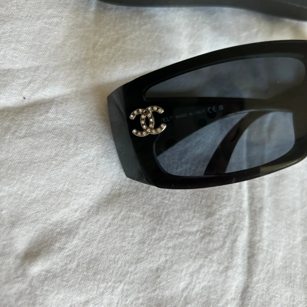 Säljer dessa superfina solglasögon från Chanel köpta på Vestiaire. Accessoarer.