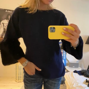 Trekvartärmad tröja med pälsdetaljer  - Trekvartärmad tröja med pälsdetaljer, i bra skick.