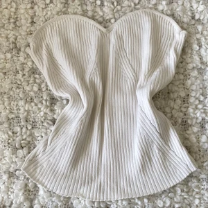 Tubtopp - Knappt använd. Strechigt material så passar allt från S-L. 🤍