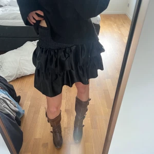 Kjol - Jätte fin svart minikjol. Använd fåtal gånger så i mycket bra skick. Storlek M men passar s/m. Högmidjad men går att vika ner kanten om man vill ha den lågmidjad. 