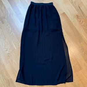 En lång svart mesh-kjol från H&M. Väldigt bra skick🖤