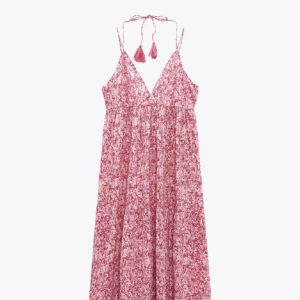 zara klänning  - säljer min superfina klänning som jag köpt här på plick! inga tecken på användning💞 jag säljer den då den inte passar så bra på mig! skriv för fler bilder💞