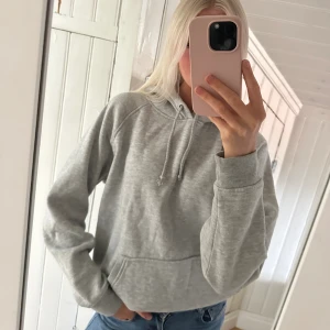 Grå hoodie -  Så fin grå hoodie!  Lite nopprig men fortfarande i fint skick💞