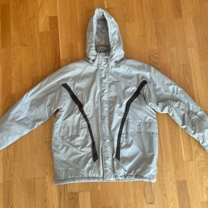 Vintage Nike jacka  - Riktigt snygg Vintage Nike jacka som min bror använde under 00-talet. Finns liten defekt där en knapp är borta men utöver det så är den i väldigt bra kondition. Jackan har även många bra och använd bara fickor. Storlek L men kan även passa Xl 