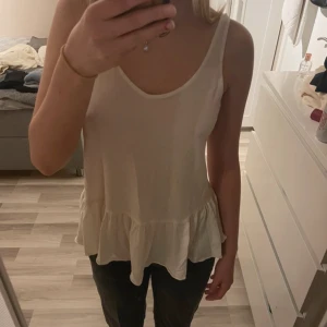 vit topp - jättefin topp till sommaren 💞storlek xs men sitter lite större på mig som brukar ha s 