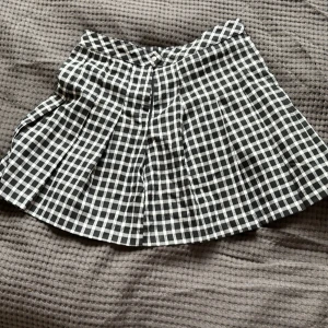 Rutig tennis kjol - High waist som går till mitten av låren och har storlek EUR 40