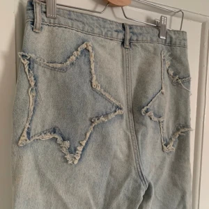 Jeans stjärnor strl 36 - Jeans med stjärnor strl 36