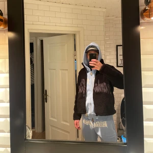 Brandofroses jacka/väst - Brandofroses teddyjacka, avtagbara armar och luva, se bilder.  Asskön & varm, perfekt till hösten. Storlek S, något croppad fit, men sjukt snyggt!  Nypris: 1900kr Kan frakta utan problem & referenser finns. 