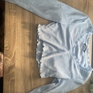 Lång ärmar blå croppad tröja - Storlek XS, lite stickigt material men bra kvalite, relativt använd men i bra skick