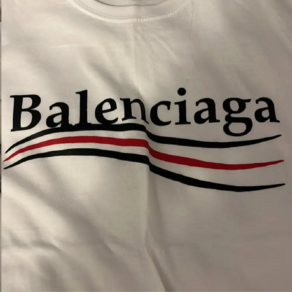 Fet balenciaga tshirt som passar perfekt med båda grisch och orten kulturen, helt ny köpt här på plick men va för liten så vet ej om den är äkta Derför priset . T-shirts.