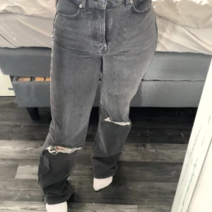 Jeans från bikbok  - Säljer dessa jeans från bikbok då dom är försmå för mig och ligger mest i garderoben! Köpte dom för två år sedan och är endast testade🩷 Dom är lite för långa för mig som är 164! Hör gärna av dig vid fler frågor💕