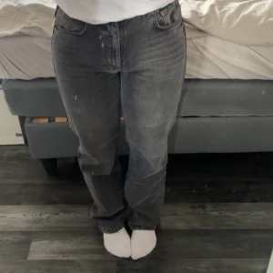 Raka jeans från Gina tricot  - Säljer dessa jättesnygga jeans då dom är försmå för mig! Dom köpta för något år sedan men är aldrig använd så där av nyskick🫶 Hör av er vid mer frågor!🩷