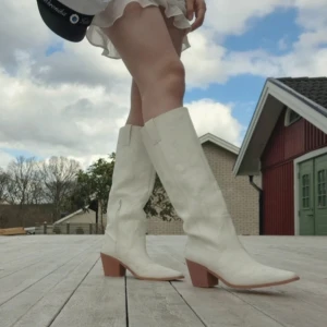 Höga stövlar - ⚠️Pris går att diskutera⚠️Använda 2-3 ggr. I fint skick. Inga fläckar 