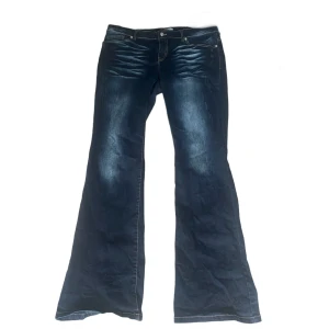lågmidjade y2k jeans  - Lågmidjade jeans i storlek 32/34. De har några slitningar nertill men man tänker inte riktigt på det.  Innerbenslängd: ca 84 cm. Midjemått mätt rakt över: ca 44 cm.