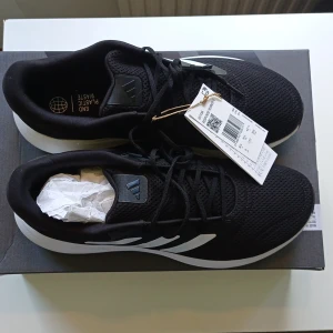 Response runner Adidas - Säljer dessa helt nya löparskorna för 500 kr bara!! Riktiga priset är 800 men vill få bort dom snabbt eftersom de är fel storlek.