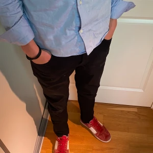 Nudie jeans - Tja säljer as feta svarta Nudie jeans. Storlek 29/32. De är i perfekt skick. Nypris 1600 mitt pris 160