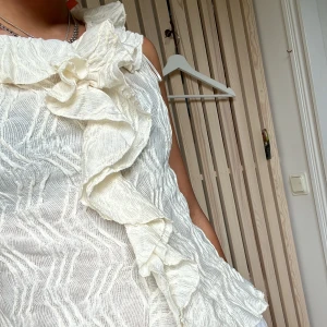 Sommar blus 👚  - Någon som är sugen på denna fina tröja från gina som aldrig blivit använde den är i storlek 170, priset går att diskutera💗💗