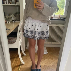 Somrig kjol - Superfin kjol köpt i en butik i Grekland! Använd fåtal ggr och i bra skick💗Går att använda både som kjol och som topp! 