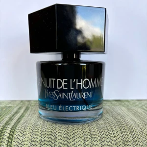 YSL bleu electrique - Mängd kvar enligt bild. Flaskan är 60ml