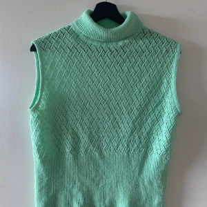 Grön stickad topp  - Super cool och unik mint grön stickad topp!❤️ den är ganska lång men blir super snygg om man viker upp den lite!