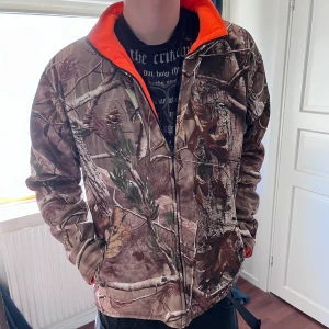 realtree fleece - skitsnygg realtree fleece som är reversible, dock att den orangea sidan har lite fläckar ❗️ finns ingen storlek skriven men skulle säga L/XL ❗️PRIS KAN DISKUTERAS ❗️ skriv om du har frågor/för fler bilder!! 🫶🏻