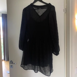 Festklänning  - Superfin klänning. Säljer pågrund av att den var lite kort på mig som är 175 cm lång.